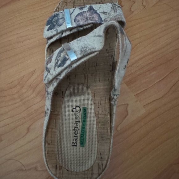 🍉Baretraps sandals 9 1/2 GUC, Velcro tan with floral pattern - Picture 10 of 10